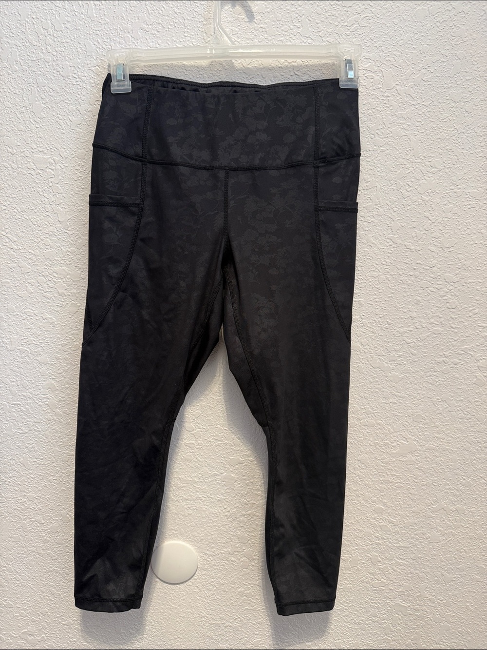 Black Floral-Textured Capri Leggings